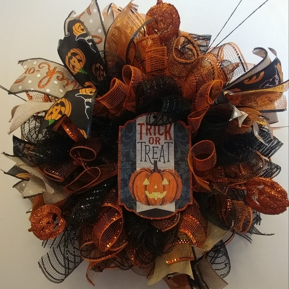 Halloween Pixie-sized wreath "Tricks and Treats." - Picture 3 of 3